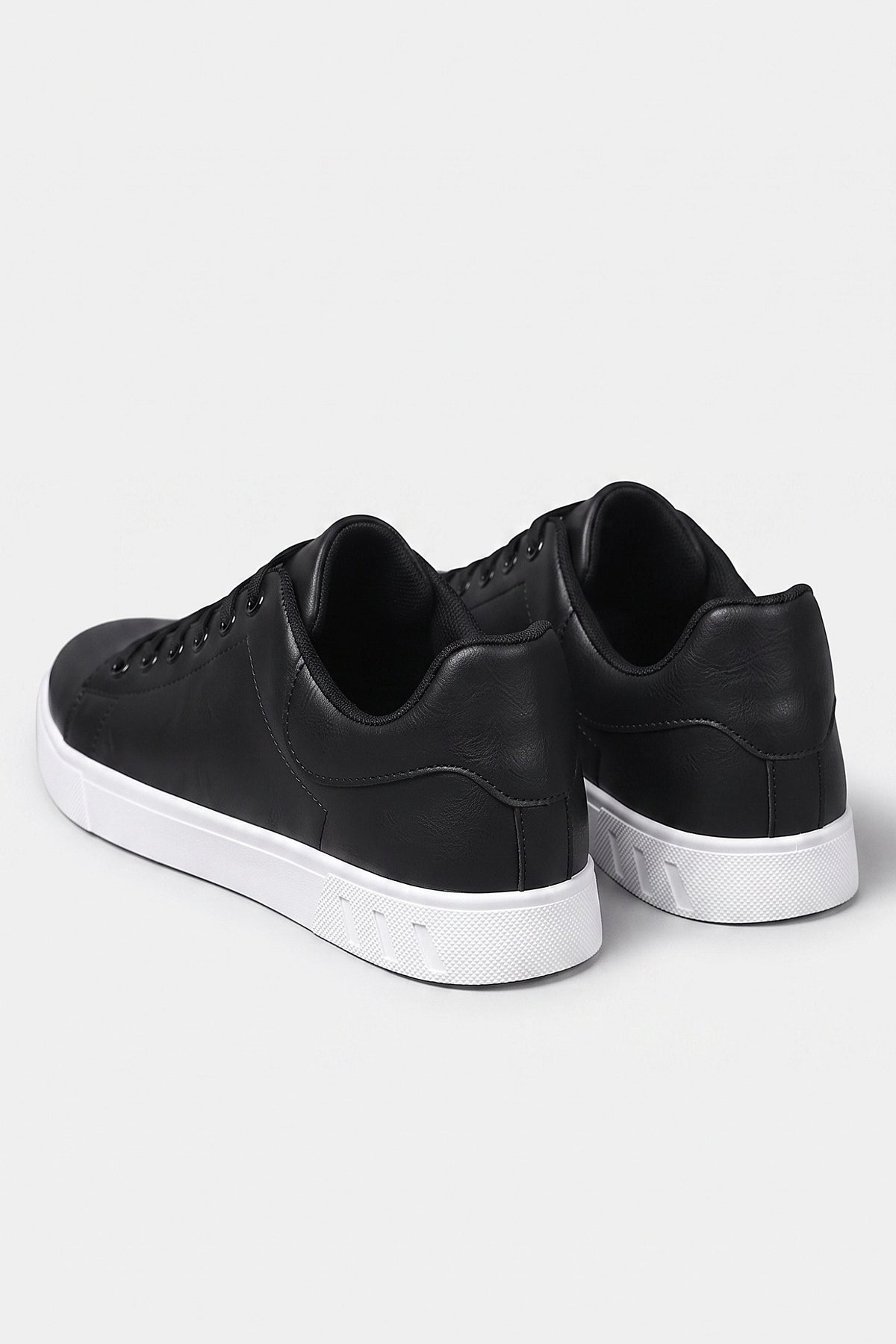 Men's Comfortable Leather Trainers with Low Top and Lace Up