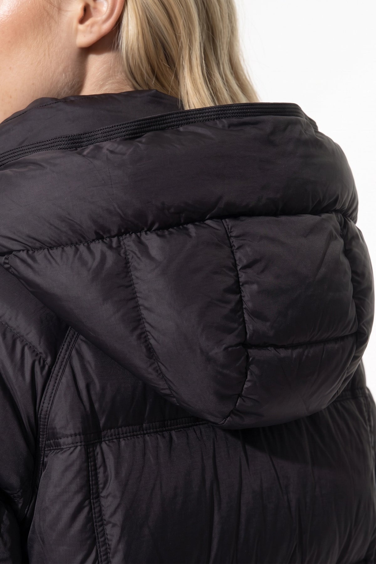 Women’s Winter Warm Hooded Puffer Jacket with Relaxed Cropped Fit